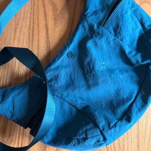 FINAL PRICE- Teal EUC 6L Lululemon Slouchy Sling Bag